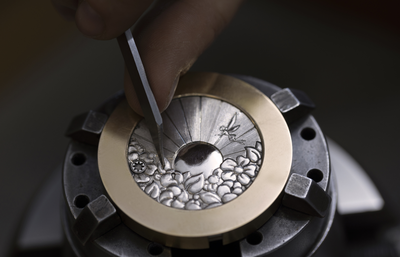  Hand-engraving the dial for the Van Cleef & Arpels Lady Arpels Jour Enchanté, nominated for the GPHG Jewellery Watch Prize 2024