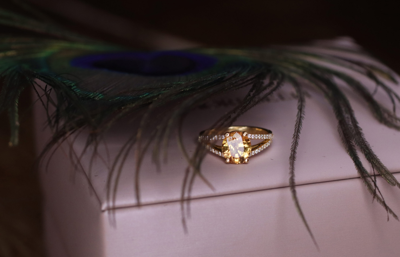 Morebelli ring with a 3.03 carat golden sapphire from Ilakaka, Madagascar, flanked by 42 round diamonds of 0.42 carats 