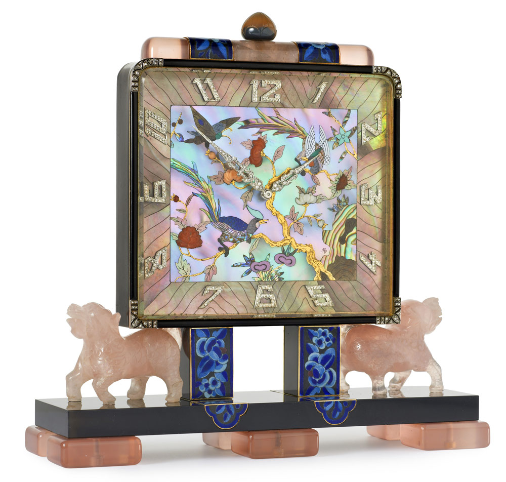 Exquisite Art Deco Chinoiserie desk clock with a rectangular dial Настольные часы в стиле ар-деко с перламутровым циферблатом, на котором цветы и птицы декорированы коралловой резьбой. Стрелки часов и номерные знаки инкрустированы бриллиантами. Кейс сделан из черной эмали, розового кварца и резного агата. Lacloche Freres, Париж около 1925, циферблат украшен Владимиром Маковским. Часы принадлежали королевской семье Савой, Италия