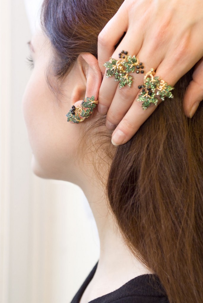 Millésime ring and an ear cuff in yellow gold, emeralds and grey pearls
