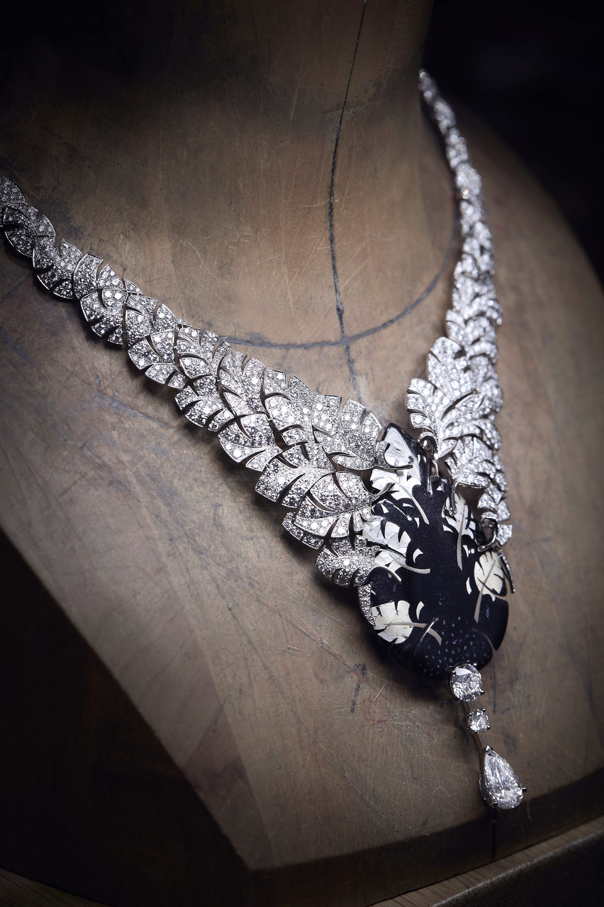 Plume de Chanel necklace with diamonds, lacquered feather and mother-of-pearl