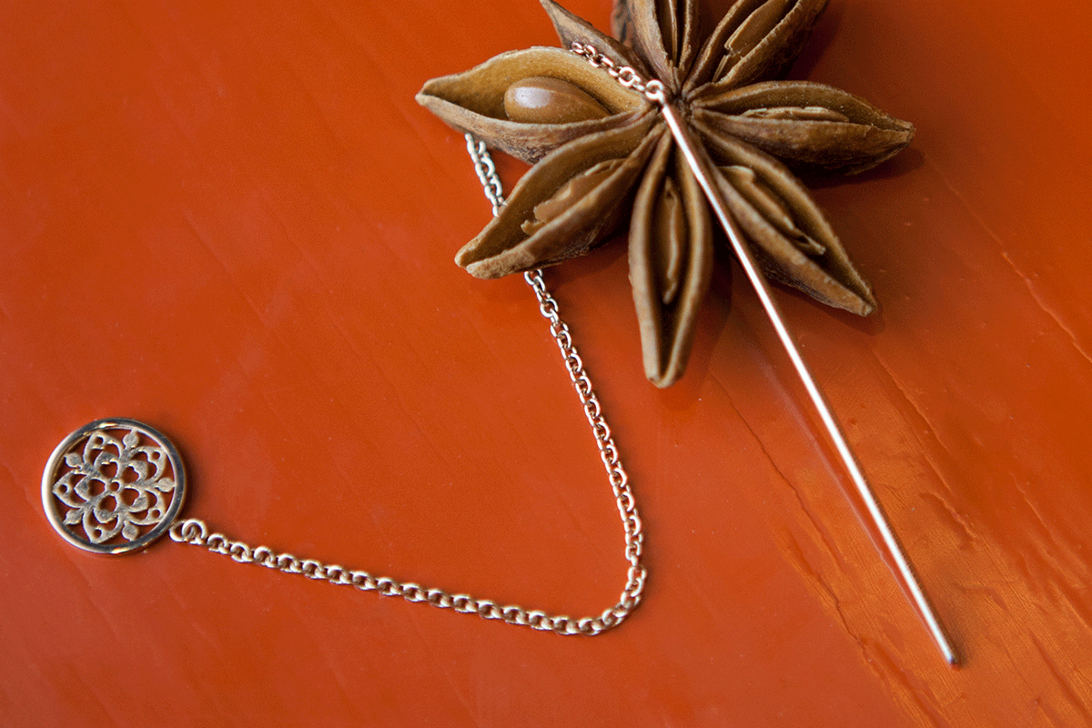  Earring from the Anis Flower collection 