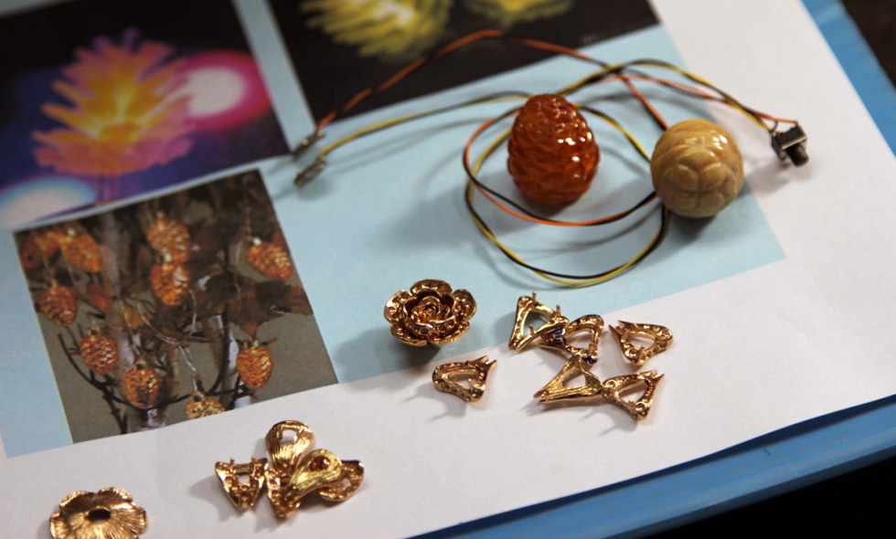 Alessio Boschi Pine necklace pinecones, the left one is made with spessartite garnets, the right one is a mock-up