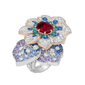 Кольцо 'Azalee d’Orient' из коллекции 'Treasure of Rubies' из 18k розового золота с рубином, сапфирами, турмалинами, изумрудами и бриллиантами