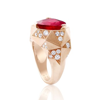 'La Chose Troidia' ring with ruby and diamonds in yellow gold