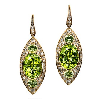 Earrings with peridot and diamonds in yellow gold