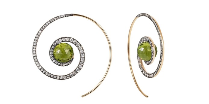 Earrings with peridot and diamonds in yellow gold