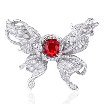 'Le Papillon' ring with ruby and diamonds in platinum