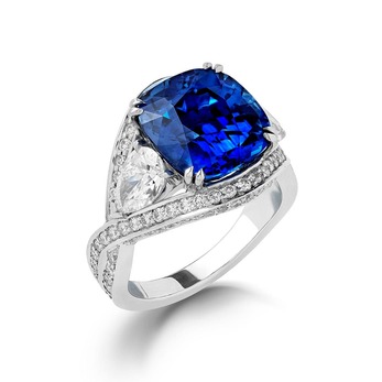 Ring with sapphire and diamonds