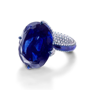 Ring with sapphire and diamonds