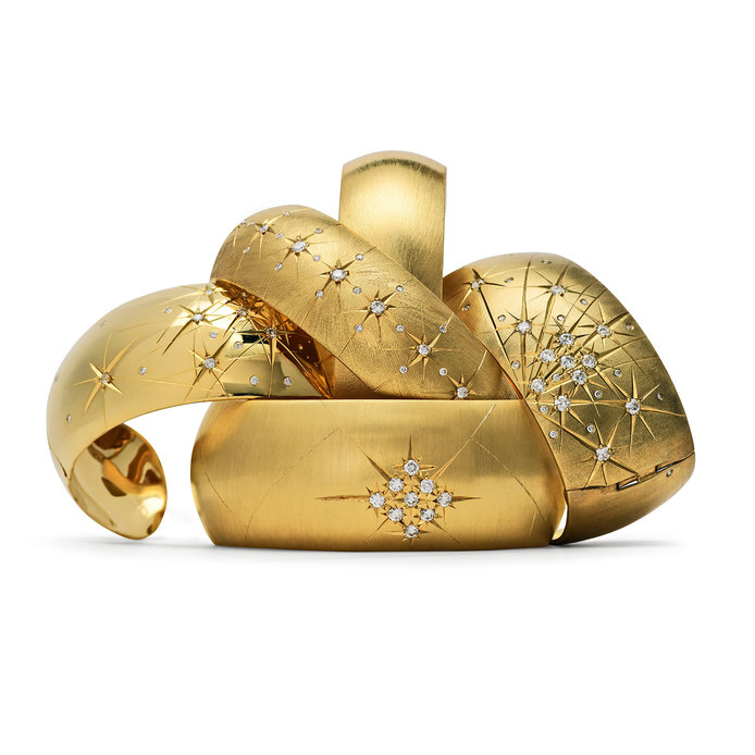Браслеты-манжеты "Созвездие" из текстурированного желтого золота и бриллиантов