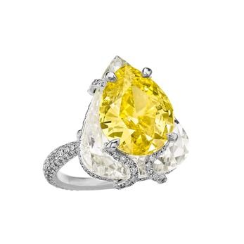 Кольцо Kissing Diamond с причудливым ярко-желтым бриллиантом, инкрустированным в бесцветный бриллиант