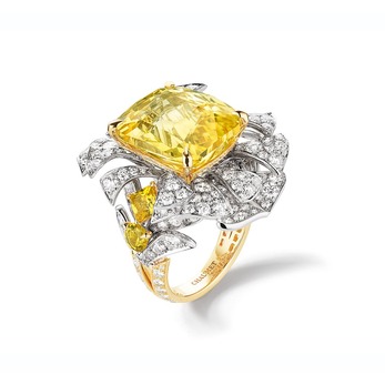 Chaumet Parade from the Les Ciels de Chaumet ring with yellow sapphires and diamonds in yellow gold