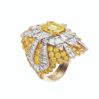 Beauté Céleste ring with a 4ct yelllow diamond centre stone