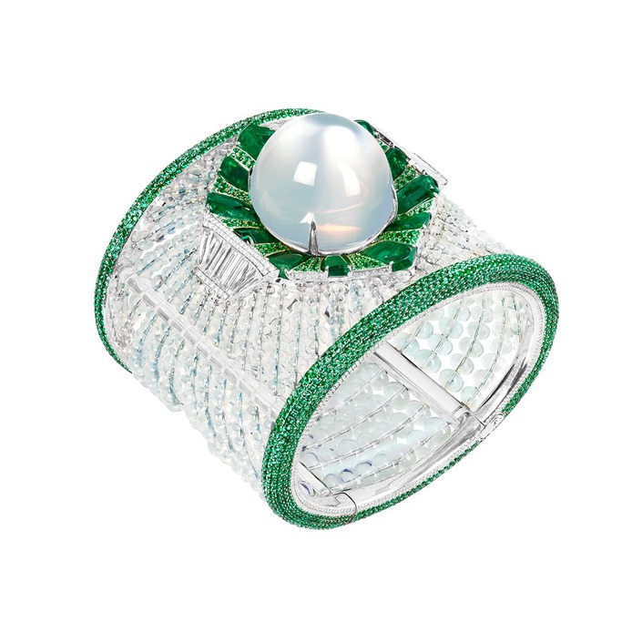 Bangle with a 93.13 carat sugarloaf moonstone, emeralds and diamonds in white gold 