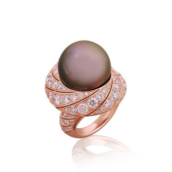 Pearl ring in an 18k rose gold setting with round diamonds 