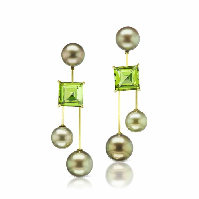 Drop earrings in gold, peridots and Tahitian pearls