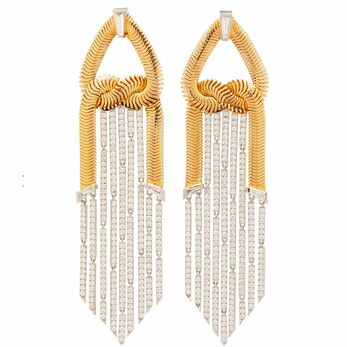 Earings from Feeling collection with yellow gold chain and colourless diamonds