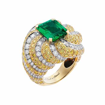 Gâteau d'amour ring with a 4.48 carat emerald in 18k yellow gold, set with diamonds and yellow sapphires