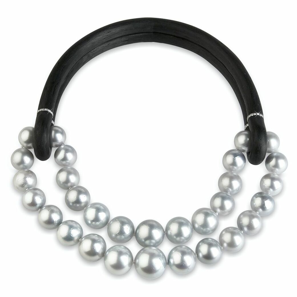 Necklace in pearls and carbon