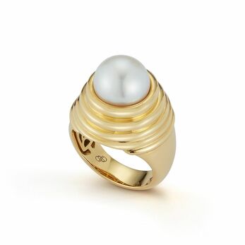 Ring in gold and pearl