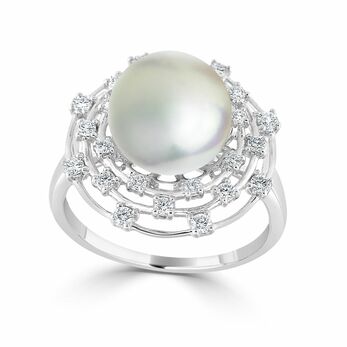 Ring in pearl and diamond