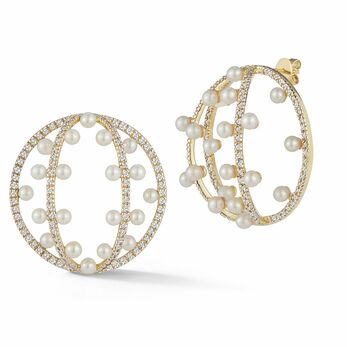 Earrings in pearl and diamond