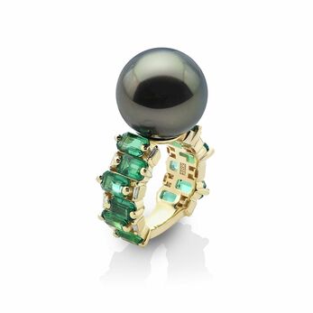 Ring in gold, emerald and black pearl