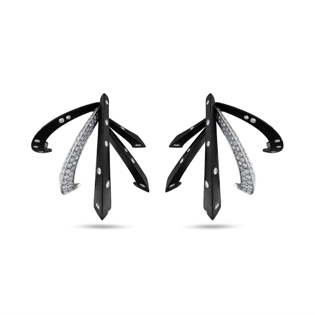 Junction earrings in white and blackened gold with diamond