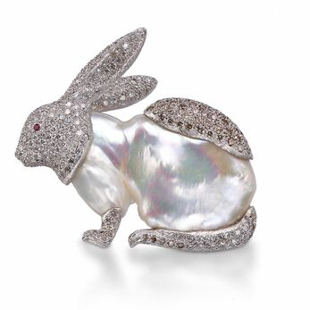 Rabbit brooch in white gold, pearl and diamond