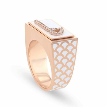 Letter ring in rose gold, enamel and diamond 