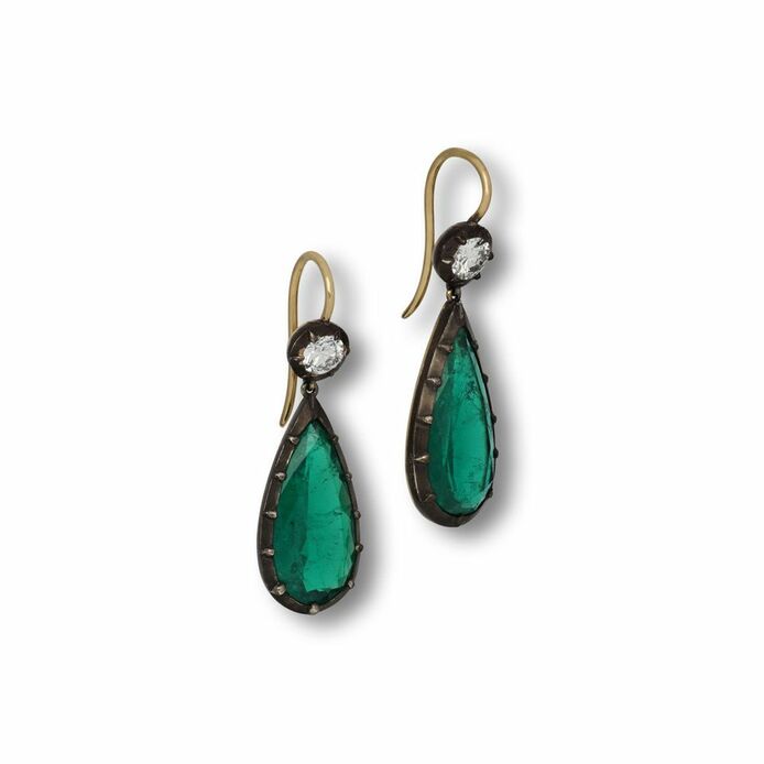 Earrings in platinum, black rhodium, gold, emerald and diamond