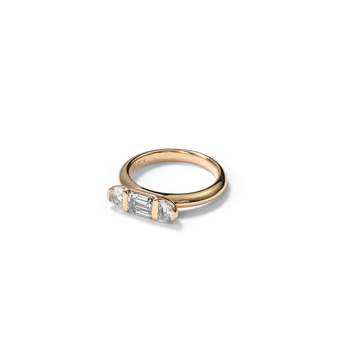 Ring in gold and custom cut diamonds