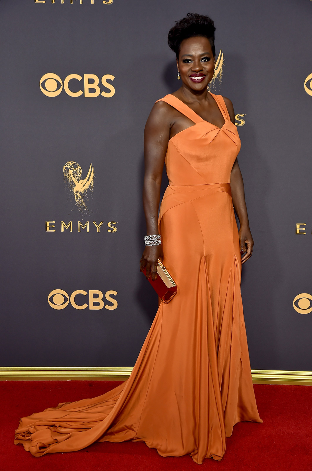 <p>Viola Davis wearing Harry Winston drop earrings with with 29.54 carats yellow diamonds, Caftan bracelet with 82.14 cts of diamonds and Secret Cluster diamond ring with 6.62 cts of diamonds</p>