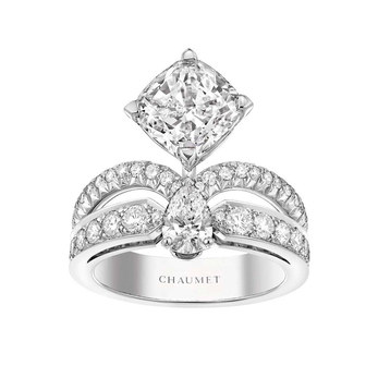 Кольцо 'Eclat Floral' из коллекции 'Joséphine Aigrette' из платины в огранке "кушон" - 3.08ct, "бриллиант" - 0.40ct и "груша"