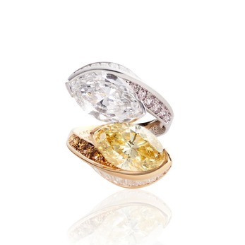 Кольцо 'Double Swing' из 18k желтого и белого золота с двумя бриллиантами в огранке "маркиз": бесцветным 3.08ct и желтым 3.59ct