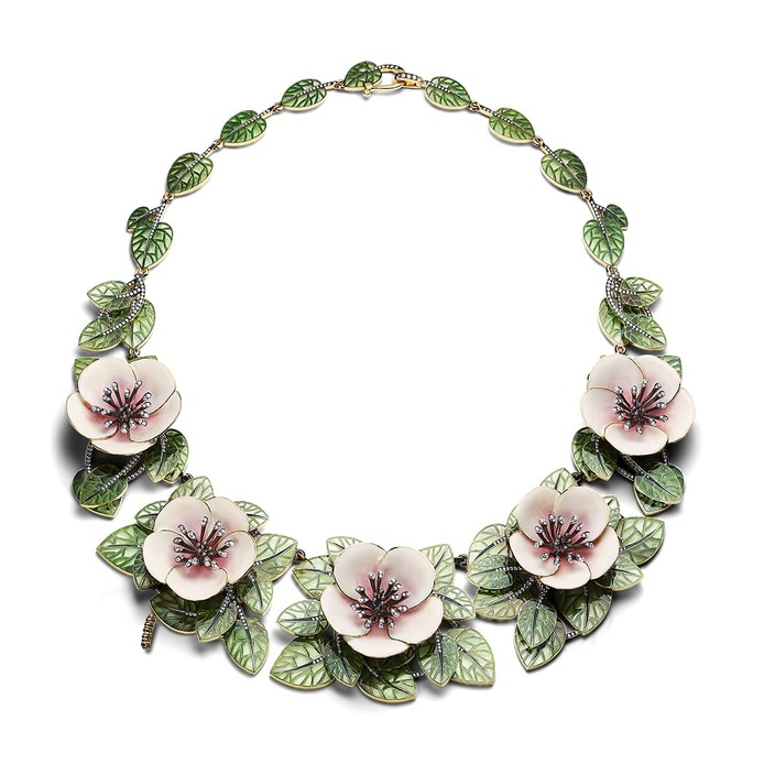 Necklace with vitreous enamel 